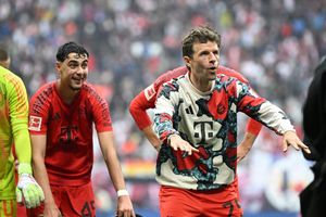 Thomas Müller (r) feiert vor der Bayern-Kurve in Leipzig. - Foto: Elisa Schu/dpa
