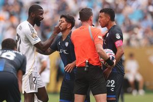 In der Schlussphase ging es zwischen Antonio Rüdiger (l) und Gustavo Cabral (r) hitzig zu. - Foto: David Klein/CSM via ZUMA Press Wire/dpa