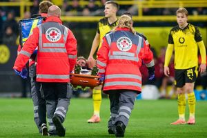 Timo Hübers wird nach seiner schweren Knieverletzung vom Platz getragen. - Foto: Bernd Thissen/dpa