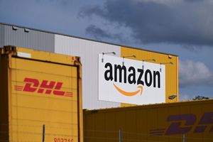 Ein Logistikzentrum von Amazon, auf dessen Gelände DHL-Container stehen. DHL ist das größte Paketunternehmen in Deutschland, gefolgt von Amazon - der Online-Handelsriese trägt einen großen Teil bei ihm bestellten Waren selbst aus. (Archivbild) - Foto: Wolf von Dewitz/dpa
