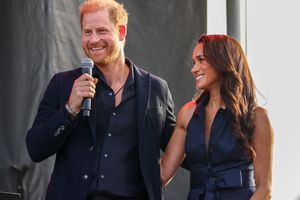 Prinz Harry und Herzogin Meghan packen in einer Gemeinschaftsküche mit an. (Archivbild) - Foto: Amy Katz/ZUMA Press Wire/dpa