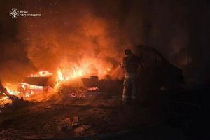 In Tschernihiw im Norden der Ukraine hat das russische Militär erneut Energieanlagen angegriffen und beschädigt. - Foto: Ukrainian Emergency Service/Ukrainian Emergency Service/AP/dpa
