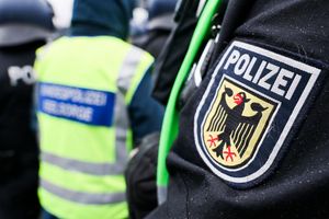 Bundespolizisten haben bei zwei Jugendlichen in Neumünster Waffen sichergestellt. (Symbolfoto) - Foto: Christian Charisius/dpa
