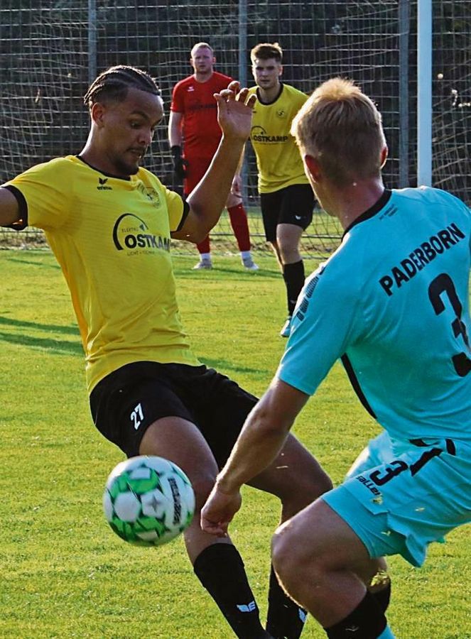 Ganz cool blieb Neuzugang Samuel Owusu (l.), als er nach zwölf Minuten freie Bahn hatte und den SuS gegen Paderborn mit 1:0 in Führung brachte. Foto: Wiegand