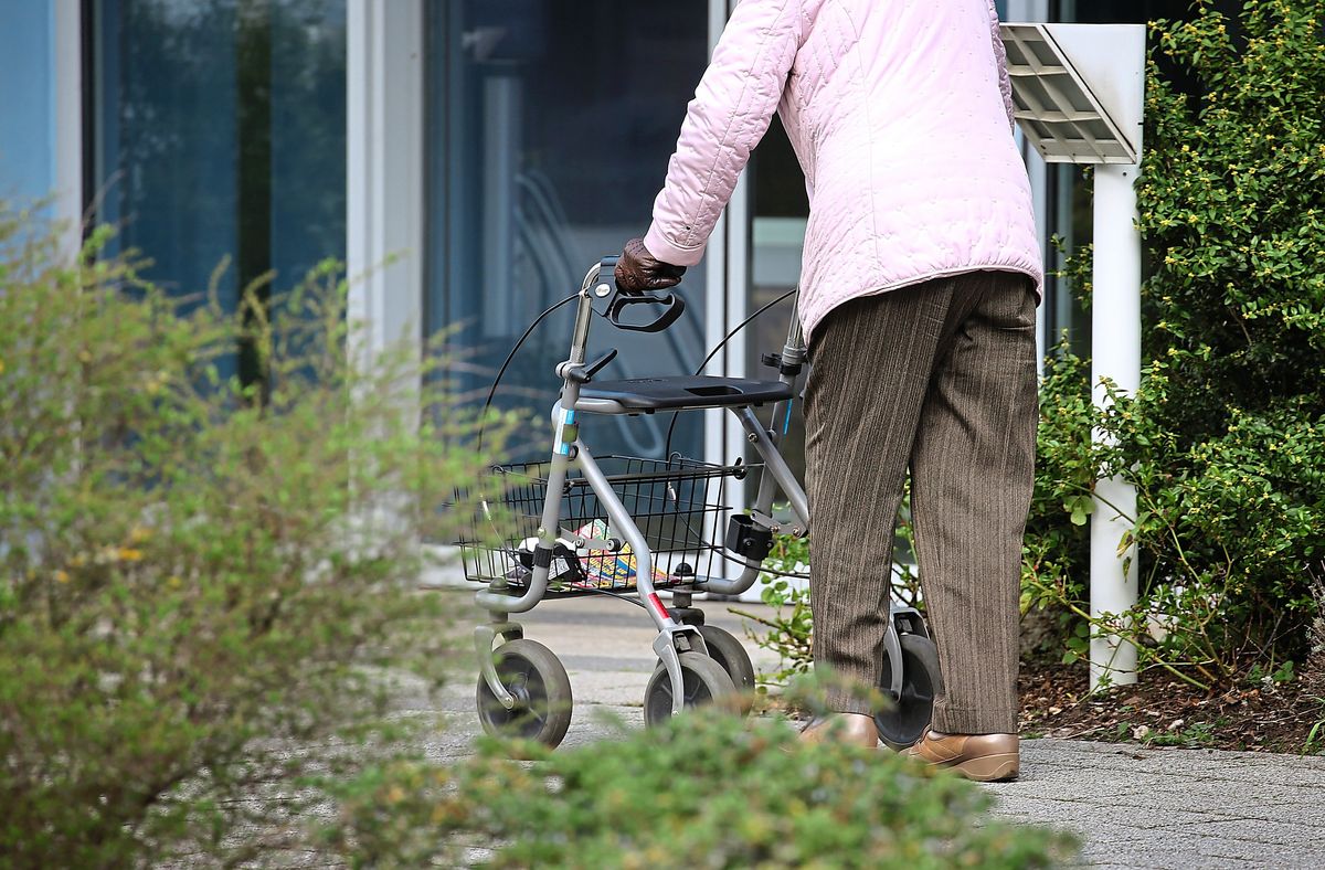 Zwei junge Männer haben einem älteren Ehepaar nach dem Sturz mit dem Rollator mehrfach geholfen. Jetzt suchen sie ihre Helfer, um sich zu bedanken. Symbolfoto: dpa/Karl-Josef Hildenbrand