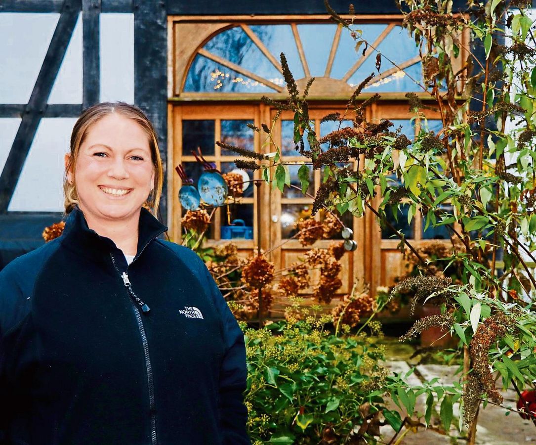 Erst 2009 ist Nina Schweitzer nach Schallern gezogen und hat dort mit ihrer Familie ein altes Fachwerkhaus umgebaut und saniert. Dort ist auch Platz für die Kindertagespflege, die das Ehepaar betreibt. Foto: Ulrike Dietz