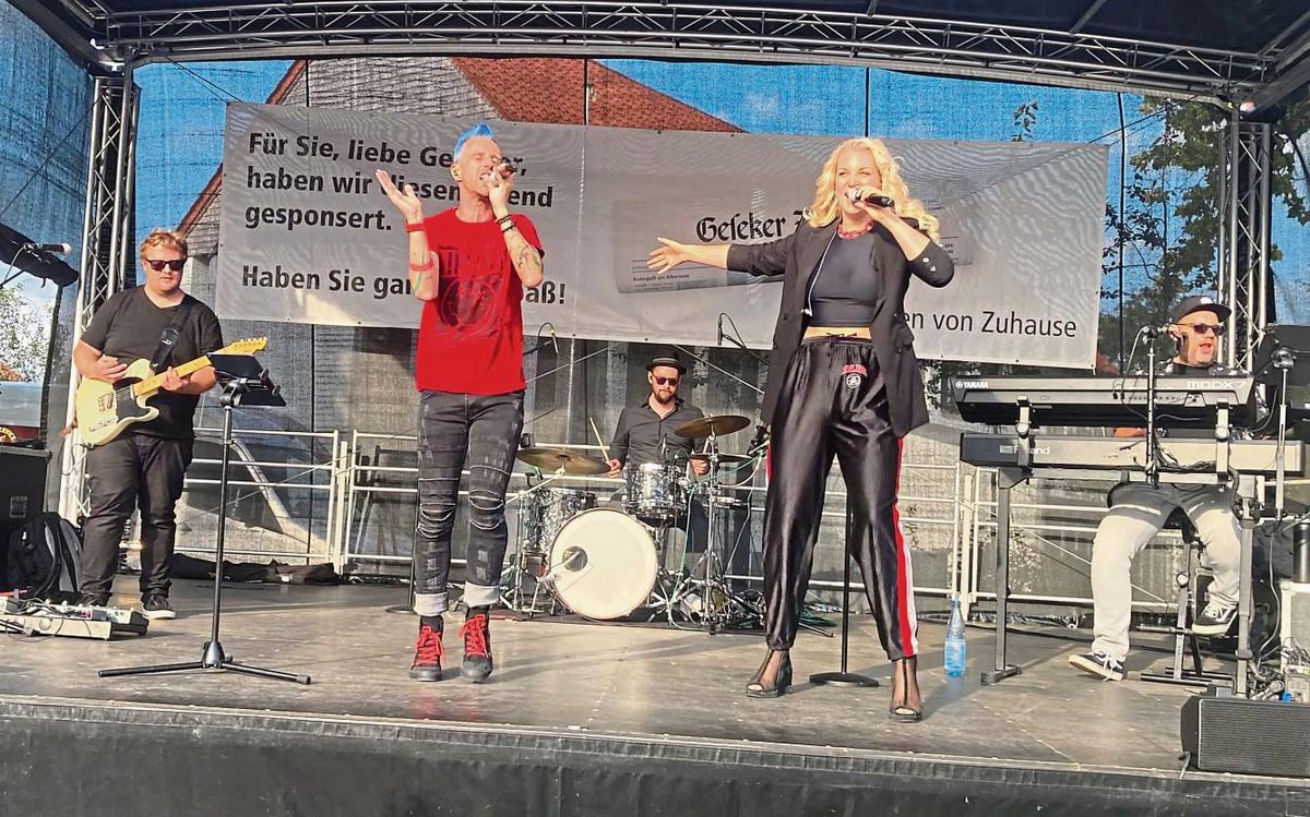 Die Partyband „Lecker Nudelsalat“ sorgte mit einem Mix an Coversongs für Stimmung in Gesekes Innenstadt. 