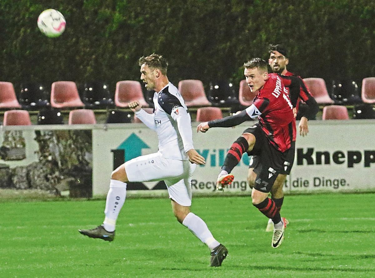 Maier macht mal wieder! Der Kapitän des SV Lippstadt (r.) erzielte vor 570 Zuschauern in der Liebelt-Arena beide Treffer beim wichtigen 2:1-Sieg gegen Wegberg. Nach sieben Punkten aus den letzten drei Spielen sind die Schwarz-Roten im Kampf um den Klassenerhalt wieder voll im Geschäft. Fotos: Lütkehaus