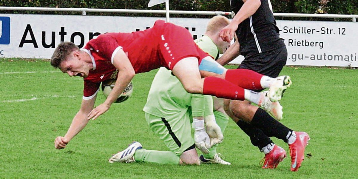 Eine Bauchlandung wollen die Kicker von RW Mastholte (in Rot) beim Gastspiel in Lippetal-Herzfeld vermeiden. Vielmehr strebt die Sellemerten-Truppe ein Erfolgserlebnis an. Auf ihren Coach müssen sie dabei aber verzichten. Foto: Uli Schlink
