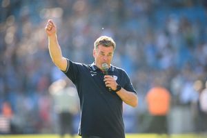 Sprach nach dem Spiel zu den Fans: Bochums Trainer Dieter Hecking. - Foto: Anke Waelischmiller/dpa