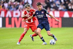 Neuzugang Luis Díaz (l) deutet im ersten Testspiel des FC Bayern seine Klasse an. - Foto: Harry Langer/dpa