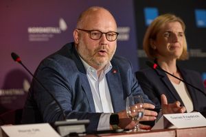 Bezirksleiter Friedrich, hier neben Lürssen-Managerin Lena Ströbele, will Sicherheit für die Beschäftigten der NVL-Werften. (Archivbild) - Foto: Georg Wendt/dpa