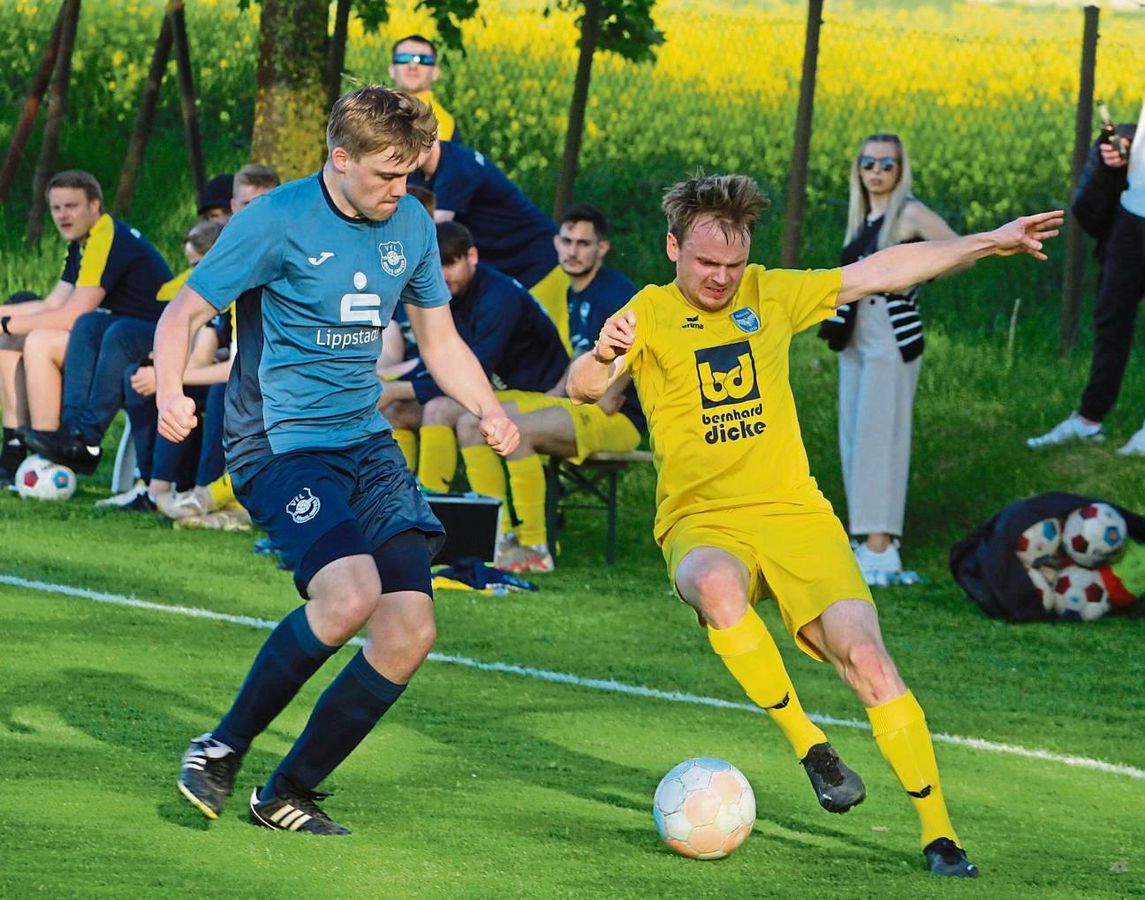 Keine drei Minuten waren zwischen der DJK Mellrich (in Gelb) und dem VfL Hörste/Garfeln gespielt, da stand es schon 2:0 für die Gastgeber. Mit dem 3:0-Sieg hält sich die DJK Mellrich alle Chancen im Kampf um die Meisterschaft der Kreisliga A Lippstadt offen. Foto: Brand