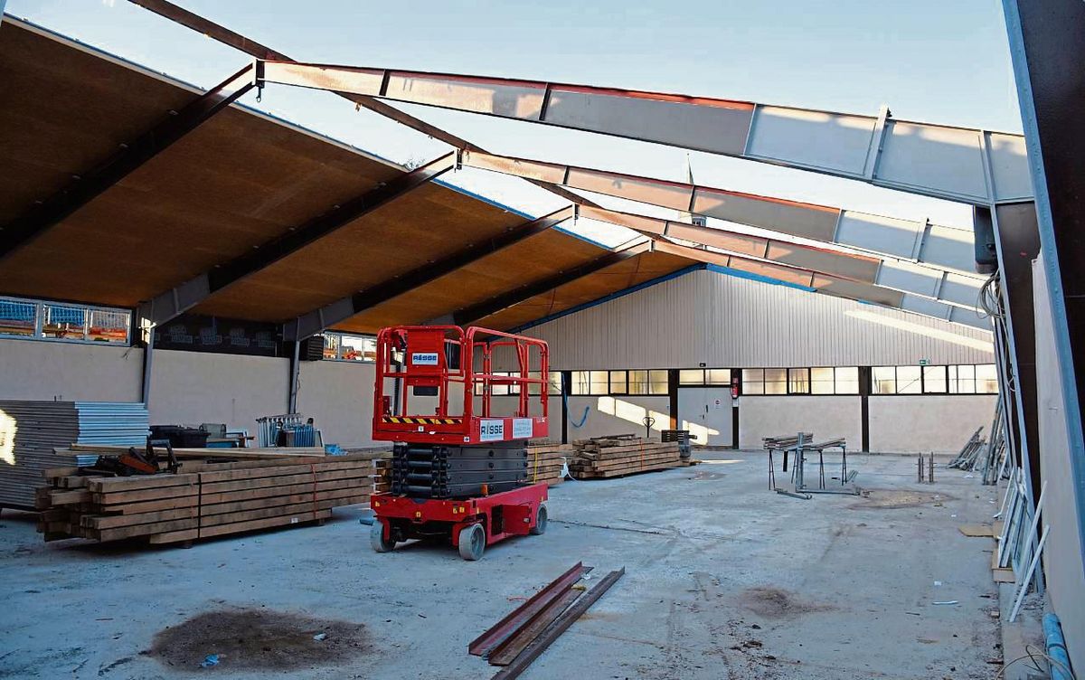 Ganz schön luftig: Die Gemeindehalle in Altenrüthen stand bis Ende letzter Woche ohne Dach da. Fotos: Giannakis