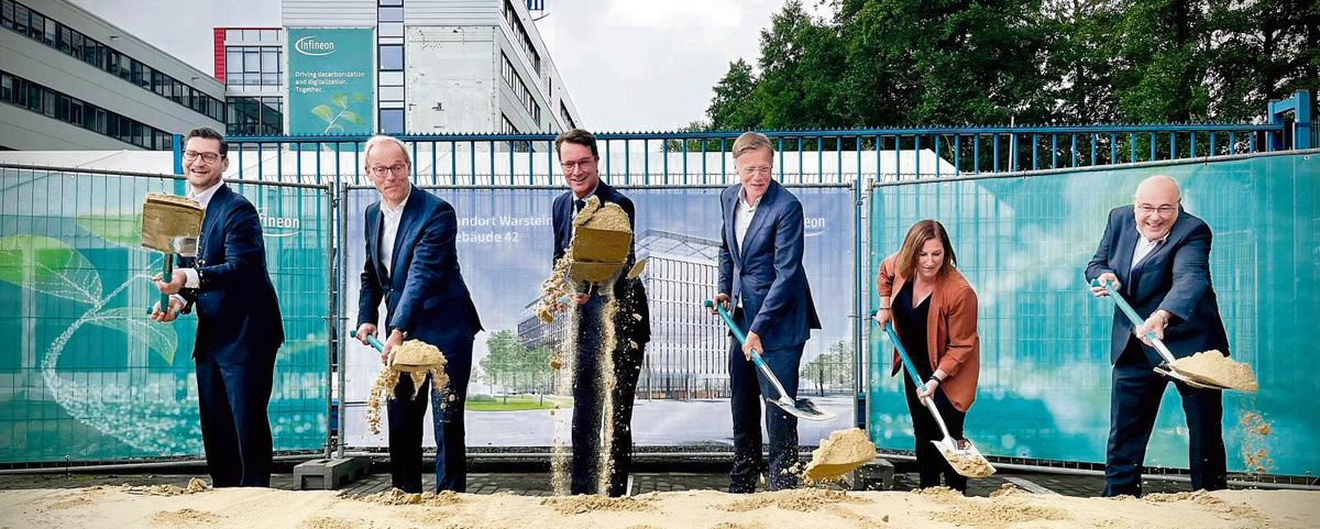 Spatenstich für den Neubau des Büro- und Laborgebäudes (v.l.): Andreas Höfner (Garbe Institutional), Dr. Arne Kohring (Infineon-Betriebsleitung Belecke), NRW-Ministerpräsident Hendrik Wüst, Infineon-Vorstandsvorsitzender Jochen Hanebeck, Betriebsratsvorsitzende Diana Vitale und Warsteins Bürgermeister Dr. Thomas Schöne. Foto: Lange