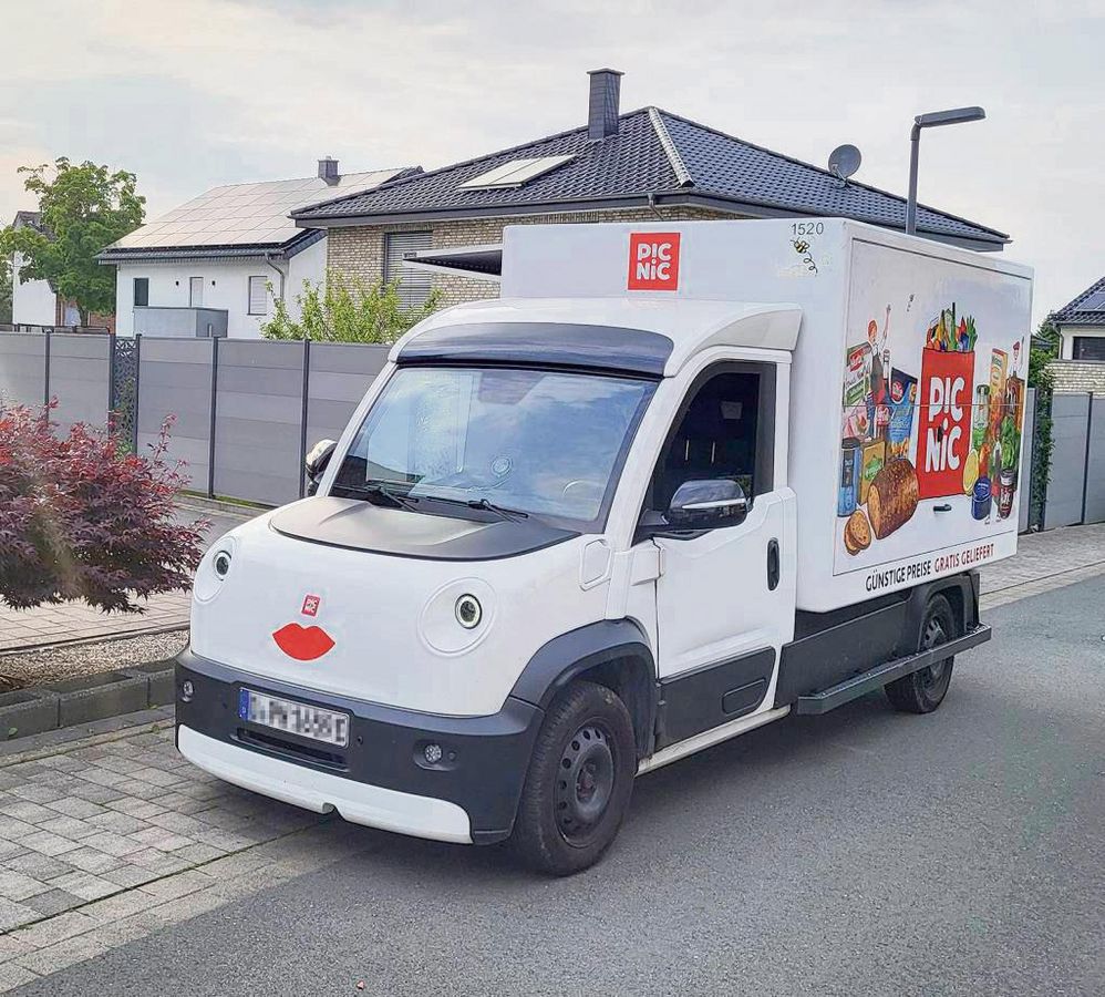 Wocheneinkauf frei Haus: In einigen Nachbarkommunen – wie hier in Langenberg – sind die auffälligen Picnic-Flitzer bereits unterwegs. Foto: Schwade
