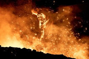 Die Stahlbranche in Deutschland kämpft mit vielen Problemen (Archivbild) - Foto: Hauke-Christian Dittrich/dpa