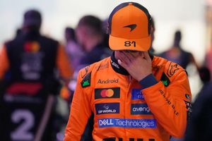 Sinnbildlich für McLaren nach dem Rennen in Katar: Ein sprachloser Oscar Piastri. - Foto: Darko Bandic/AP/dpa