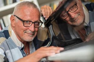 Klavierspielen kann Konstantin Wecker wegen Nervenschäden an der Hand laut eigenem Bekunden nicht mehr. (Archivbild) - Foto: Peter Kneffel/dpa