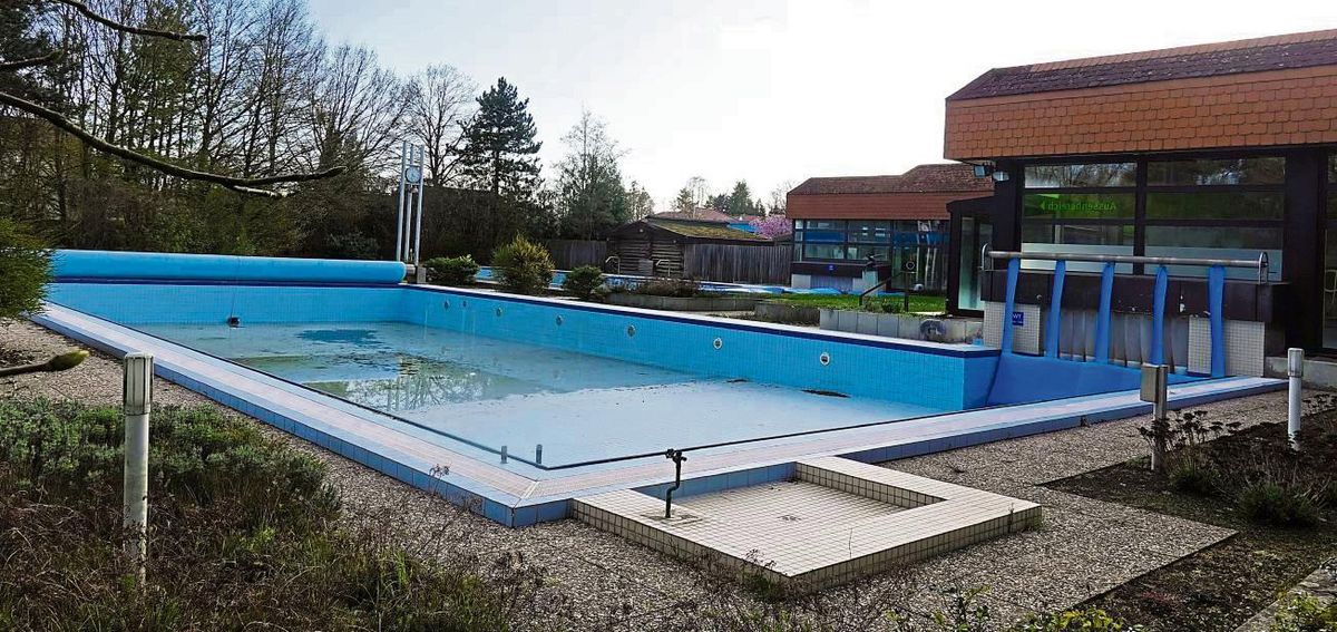 Auf dem Trockenen: Die Hallen- und Freibäder in der Walibo-Therme boten mal 1250 Quadratmeter Wasserfläche. Besonders das 25-Meter-Außenbecken (Bild) war bei Schwimmern zum Bahnen ziehen sehr beliebt. Foto: Vielberg