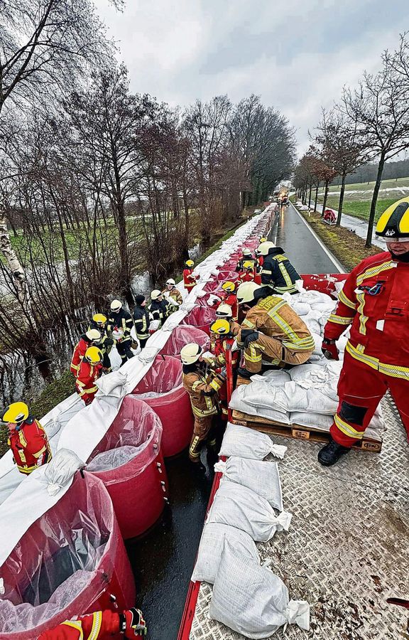 Das Hochwasserschutzsystem „Aquariwa“, das vor Weihnachten von Einsatzkräften von Feuerwehr und THW an der Holzstraße aufgebaut worden war, wird seit Donnerstag wieder zurückgebaut. Foto: Feuerwehr Lippstadt