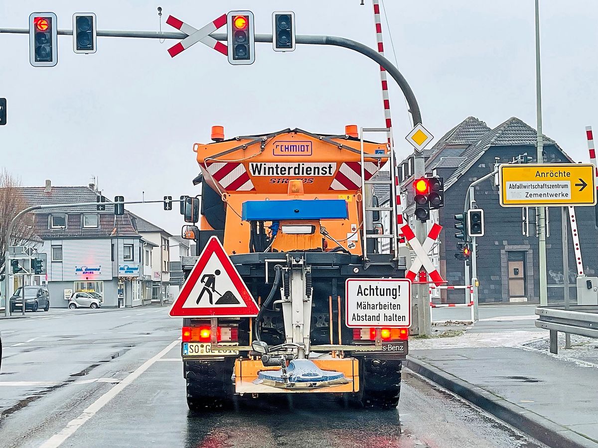Zahlreiche Unfälle vermeldet die Polizei im Kreis Soest. Die Straßen sind zum Teil spiegelglatt. Die Streufahrzeuge sind gefragter denn je (wie hier in Erwitte). Foto: Dietz