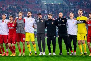 Der VfB Stuttgart feiert den Sieg beim FC Augsburg. - Foto: Tom Weller/dpa