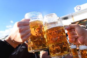 Kostet heuer bis zu 15,80 Euro: Die Wiesn-Maß. - Foto: Felix Hörhager/dpa