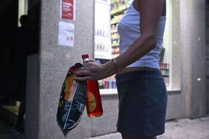 Eine Tüte Chips - die kann man an Kiosken im Münchner Univiertel nur noch bis 20.00 Uhr kaufen, auch wenn diese länger geöffnet haben. - Foto: Felix Hörhager/dpa