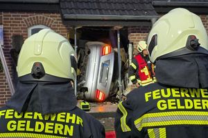 Das Auto durchschlug den Eingangsbereich. - Foto: Guido Schulmann/tv-niederrhein/dpa