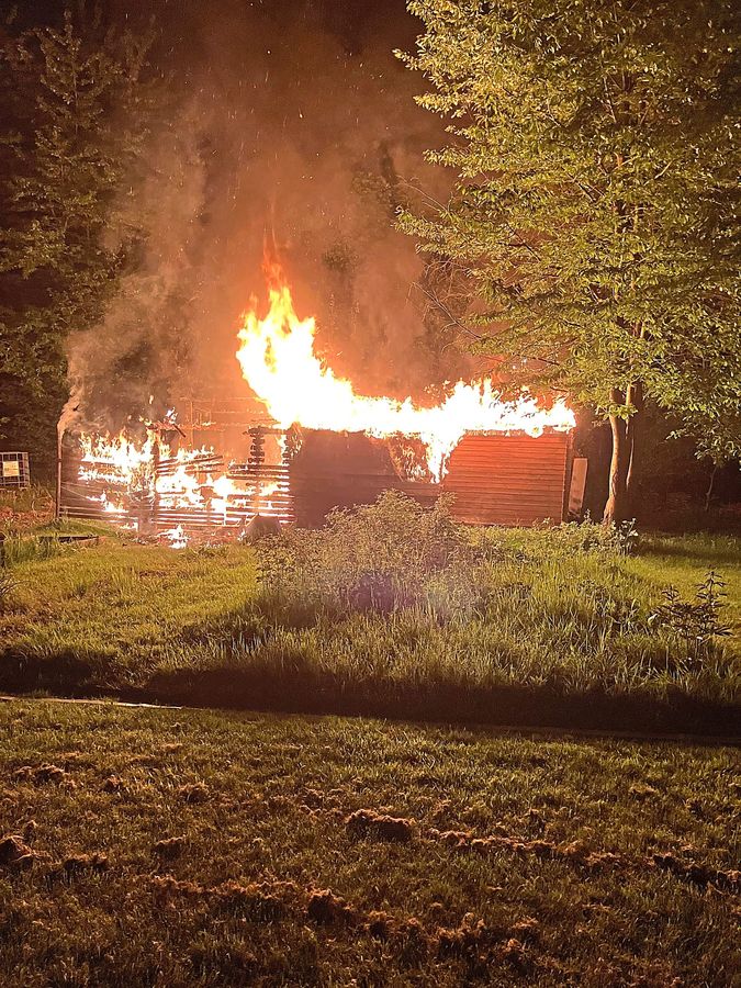 Die Hütte stand in Vollbrand. Fotos: Feuerwehr Lippstadt