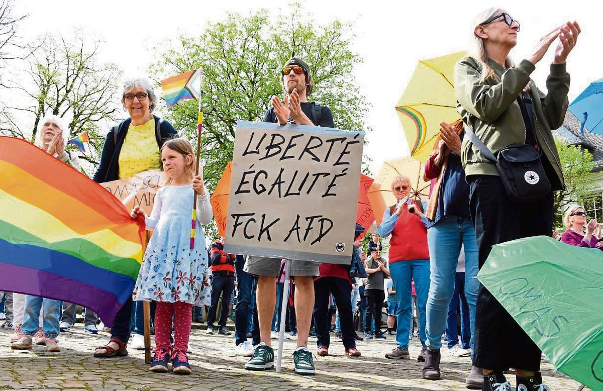 Bunt ging es auch bei der Kundgebung im Herzen der Bergstadt zu – quer durch die Generationen. Fotos: Giannakis