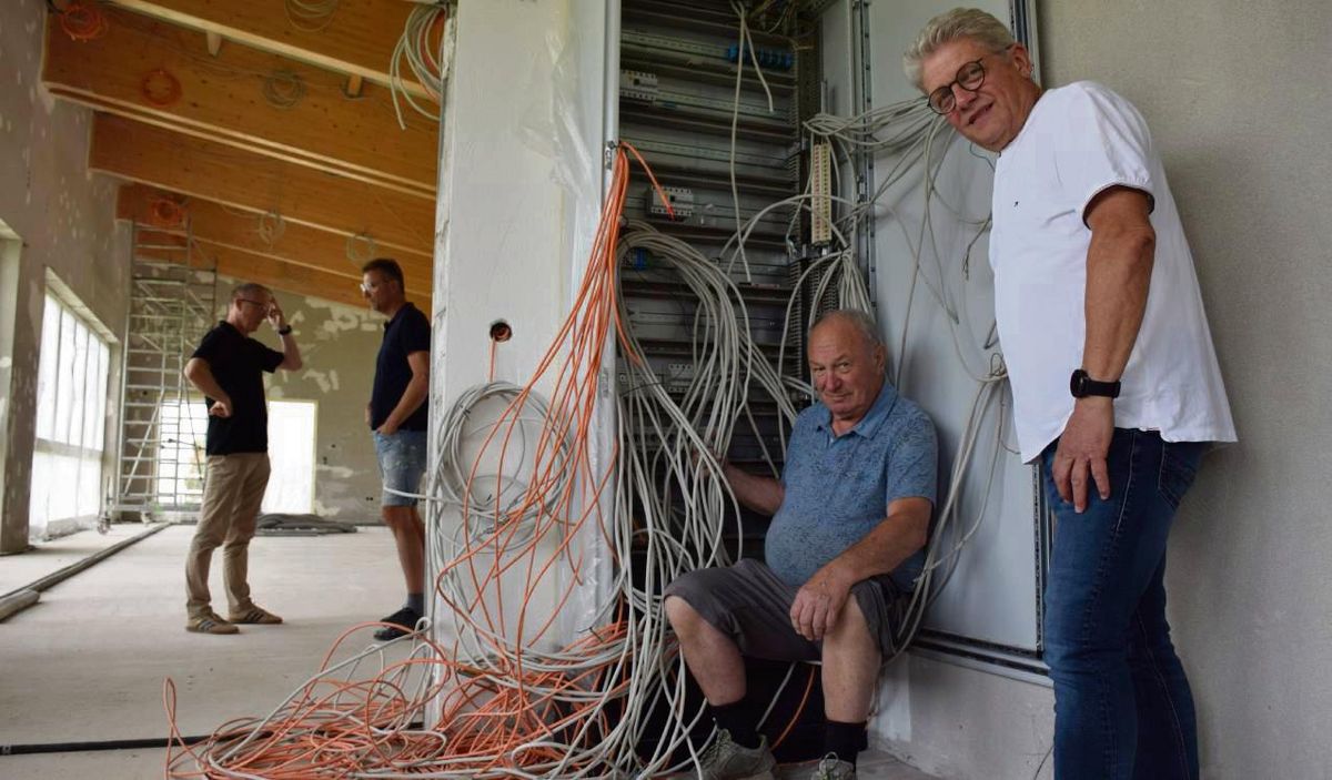Bleiben am Ball – oder vielmehr Kabel: Heinz Wessinghage (76) und Dieter Schnelle (66) haben bereits hunderte ehrenamtliche Stunden ins MönningHaus gesteckt. Im Hintergrund links der große Mehrzweckraum. Foto: Kossack