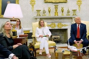 Die italienische Übersetzerin Valentina Maiolini-Rothbacher (2. von links) hatte im Weißen Haus einen Aussetzer. - Foto: Alex Brandon/AP/dpa