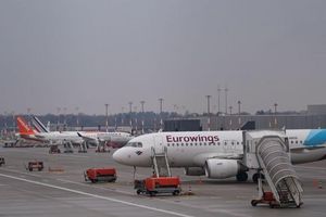 Am Airport Hamburg kann es wegen eines Kerosin-Lieferengpasses zu Verspätungen und Flugausfällen kommen. (Archivbild) - Foto: Marcus Brandt/dpa