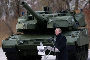 Verteidigungsminister Bois Pistorius bei der Präsentation des neuen Leopard 2 A8. - Foto: Sven Hoppe/dpa