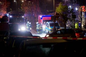 Am frühen Samstagmorgen rückten Einsatzkräfte wegen eines Messerangriffs aus - die Opfer kämpfen weiterhin mit den Folgen. - Foto: Markus Wüllner/Video-Line TV- und Videoproduktion /dpa