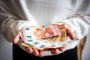 Viele Menschen haben sich für das neue Jahr Spenden vorgenommen (Archivbild) - Foto: Zacharie Scheurer/dpa-tmn/dpa