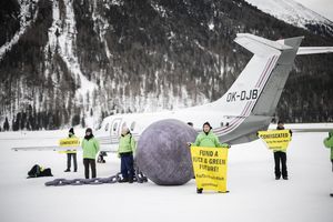 Im vergangenen Jahr hat Greenpeace in Davos gegen Privatflüge demonstriert. (Archivbild) - Foto: Gian Ehrenzeller/KEYSTONE/dpa