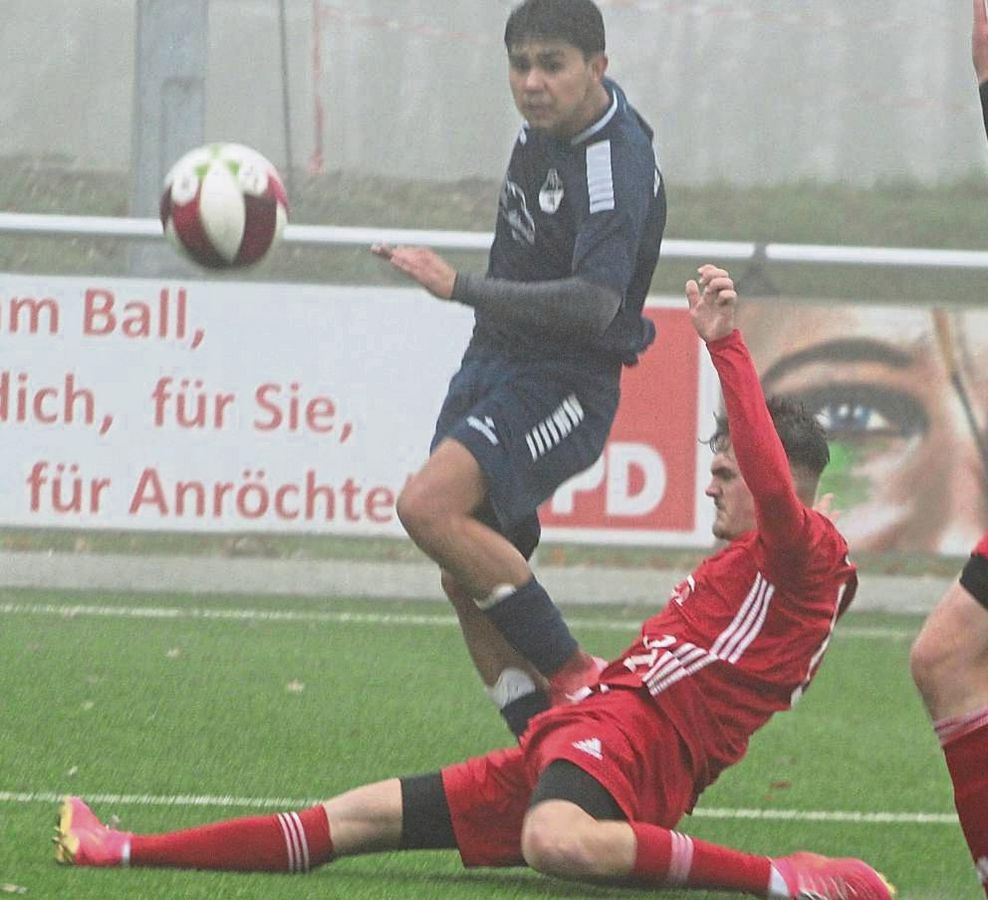 Der Tabellenletzte TuS Anröchte II (in Rot) zeigte gegen den SC Lippstadt eine engagierte Leistung, gab aber einen möglichen Sieg kurz vor Schluss noch aus der Hand. Foto: Hartmut Brand
