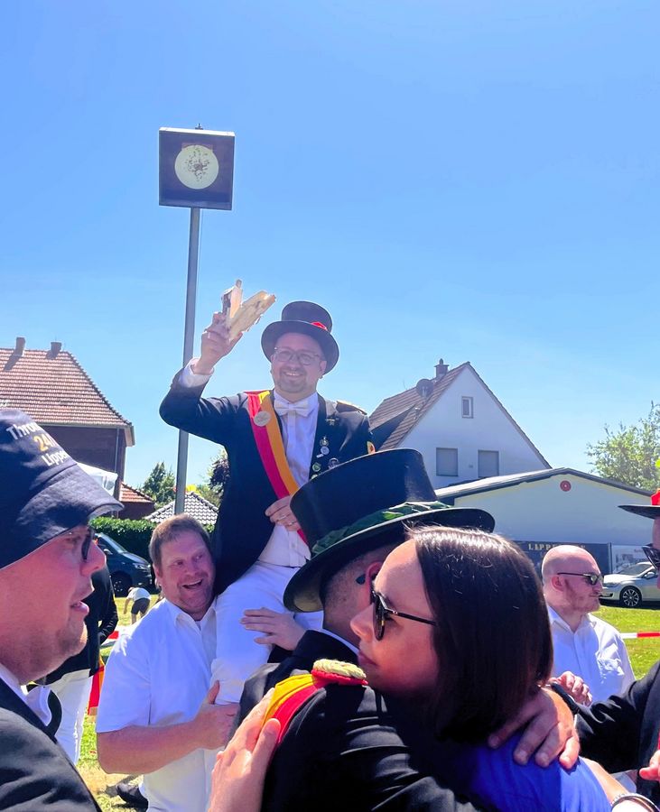 Vom Hauptmann zum König! Die letzten Holzfetzen formt Dominik Friedrich vor dem leeren Kugelfang zu einem Victory-Zeichen, seine Frau Katharina lässt sich derweil beglückwünschen. Foto: Vielberg 