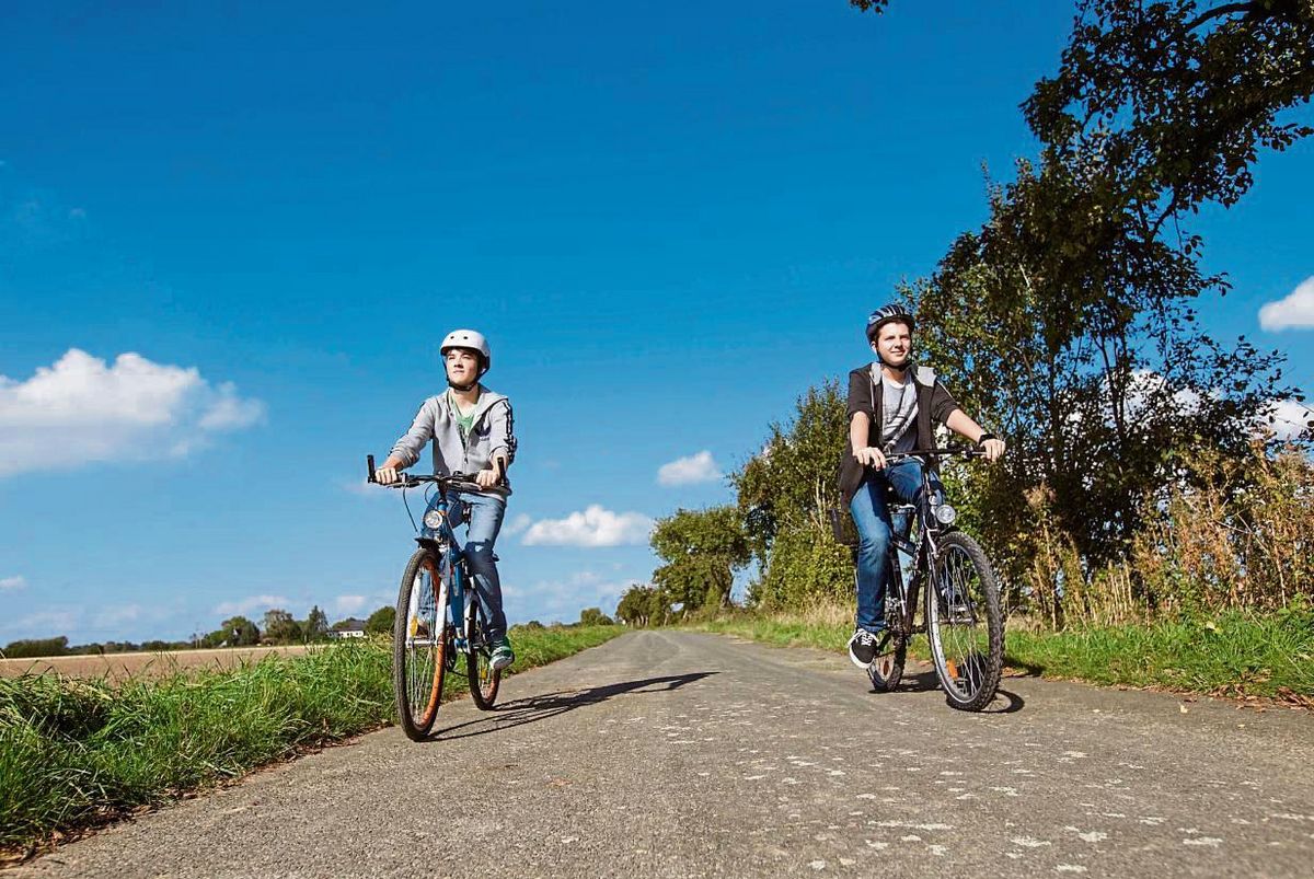 Das Stadtradeln begeistert Radelnde aller Generationen wie diese jungen Klimaschützer. Zu der Aktion, die vom 26. Mai bis zum 15. Juni läuft, hat der Kreis Soest in diesem Jahr elf Kommunen anmelden können. Foto: Bender (Kreis Soest)