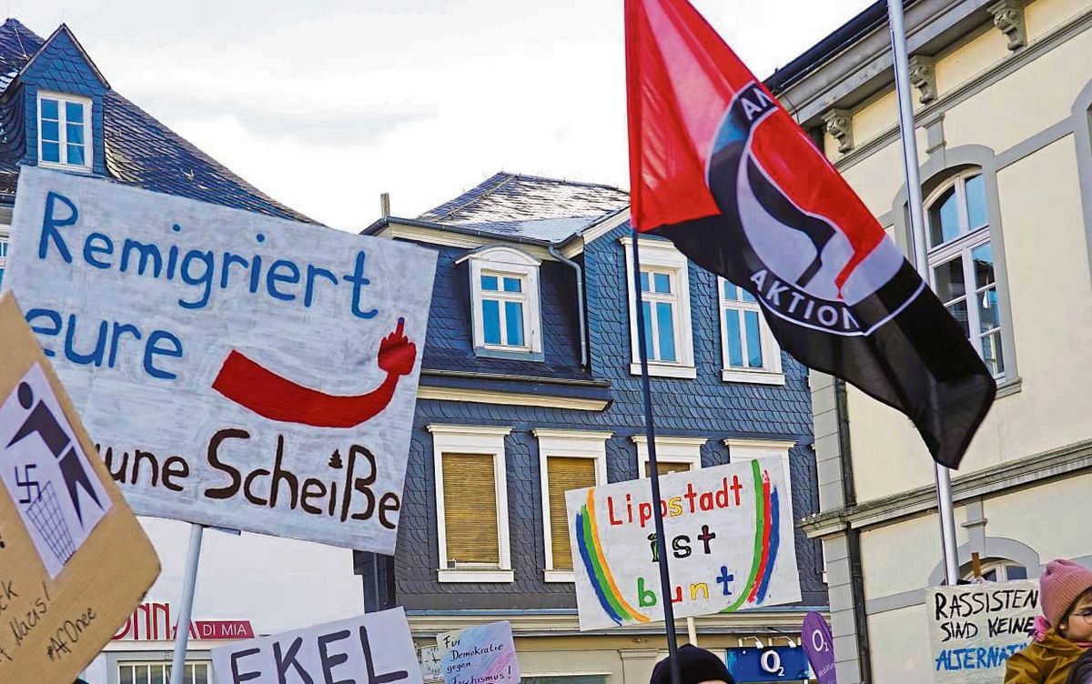 Die Antifa-Fahnen wehen aktuell bei allen Demos gegen rechts im Kreis Soest. Doch was bedeuten sie überhaupt und wer steht dahinter? Foto: Vielberg