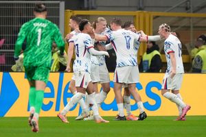 Norwegen und Torjäger Erling Haaland (Mitte) freuen sich nach einem 4:1 in Italien auf die erste WM-Teilnahme seit 1998. - Foto: Luca Bruno/AP/dpa