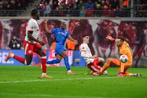 Im Spitzenspiel in Leipzig gab es viele Torszenen. - Foto: Jan Woitas/dpa