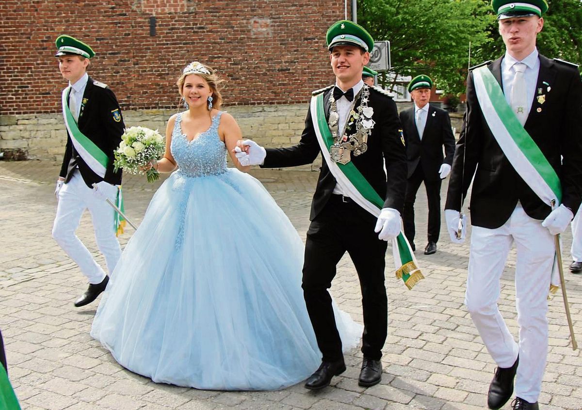 Strahlten von Echelnpöten bis Altenmellrich: König Lovis Jäker und Königin Mia Süggeler. Fotos: Löseke