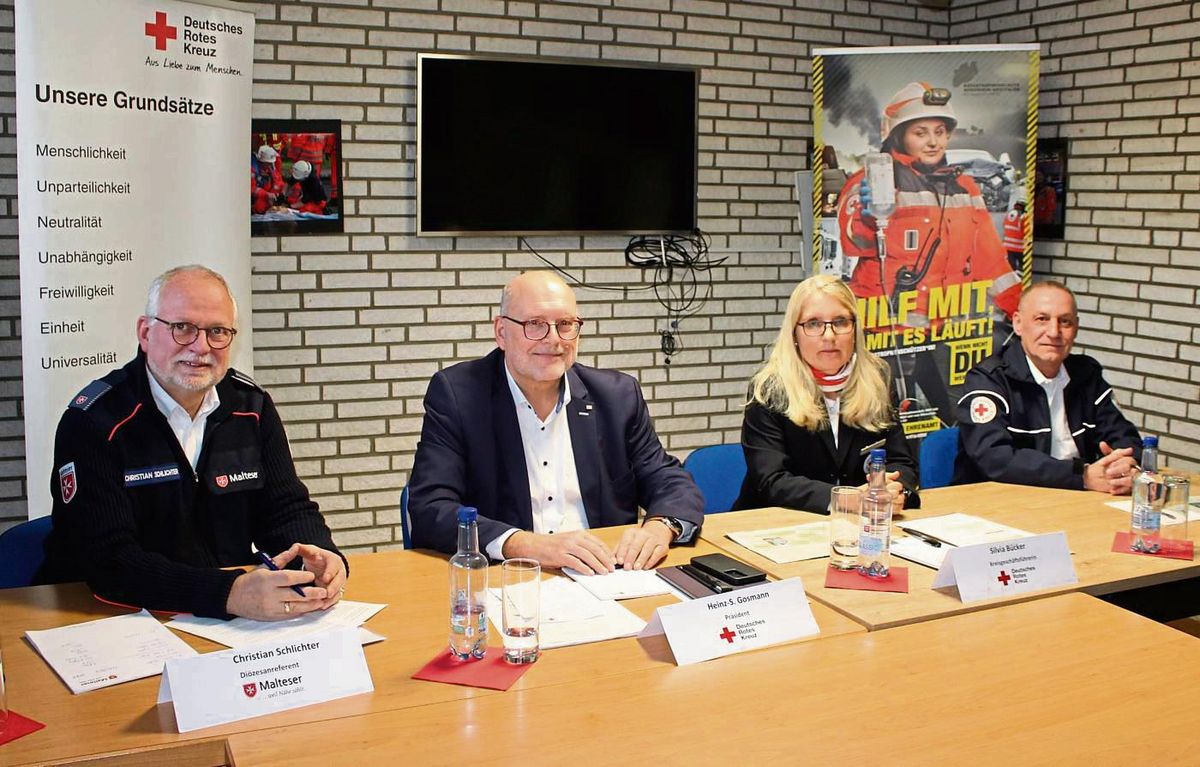 Christian Schlichter (Malteser) und Heinz-S. Gosmann, Silvia Büker und Michael Lindner (DRK) sind enttäuscht über das Vertragsende mit der ESG – haben aber keinen anderen Ausweg mehr gesehen. Foto: Soraya Dietz