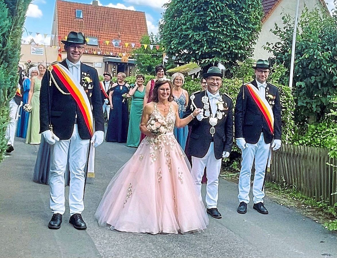 Familien-Monarchie: König Hubert Niehaus mit seiner Meggy und seinen Brüdern Peter und Bernd. Fotos: Vielberg 