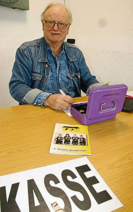 An ihm kommt keiner vorbei: Uli Langer vom TTK Anröchte wartet bei den Bundesliga-Heimspielen auf Kundschaft und tingelt so ganz nebenbei für seine große Leidenschaft, den Tischtennissport, durch die ganze Nation. Foto: Thomas Wiegand