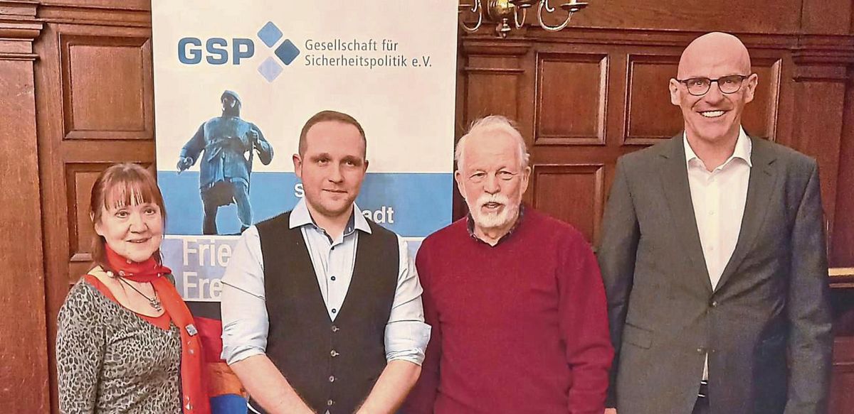Begrüßten Referent Dr. Joseph Verbovszky (2.v.l.) im voll besetzten Rathaussaal: GSP-Geschäftsführerin Mariella Bousabarah (l.) sowie Dieter Brand (2.v.r.) und Bernd Reinberger (r., beide GSP).